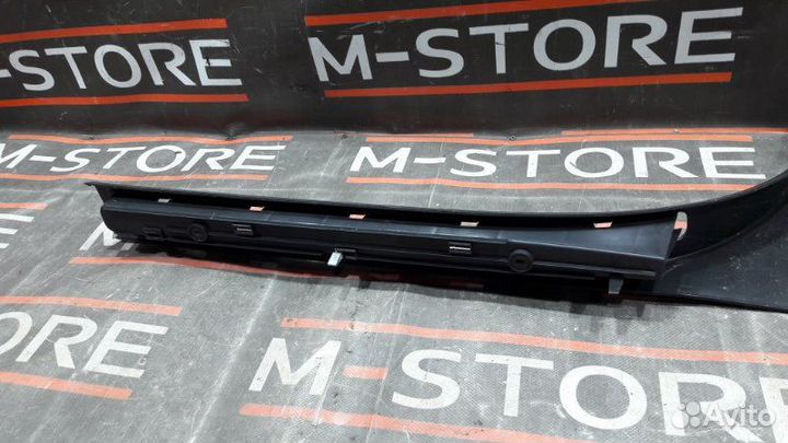 Накладка на порог салона левая Volkswagen Touareg