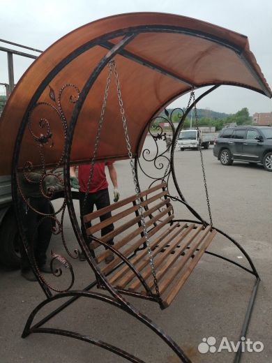 Садовые качели с элементами ковки