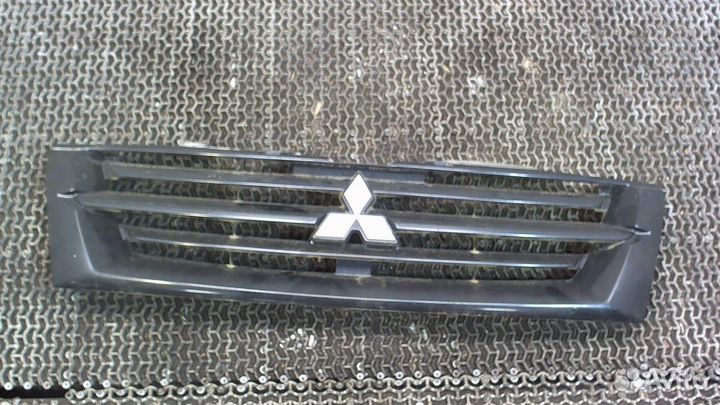 Решетка радиатора Mitsubishi Pajero / Montero, 200