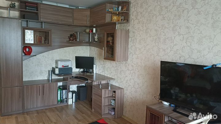 Компьютерный стол с полками и ящиками