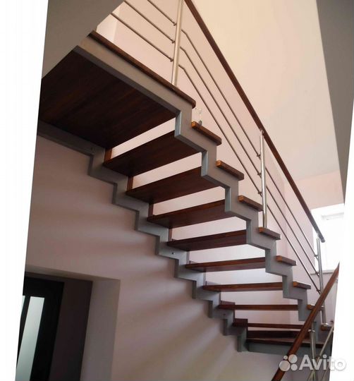 Металлический каркас П-образной лестницы в дом