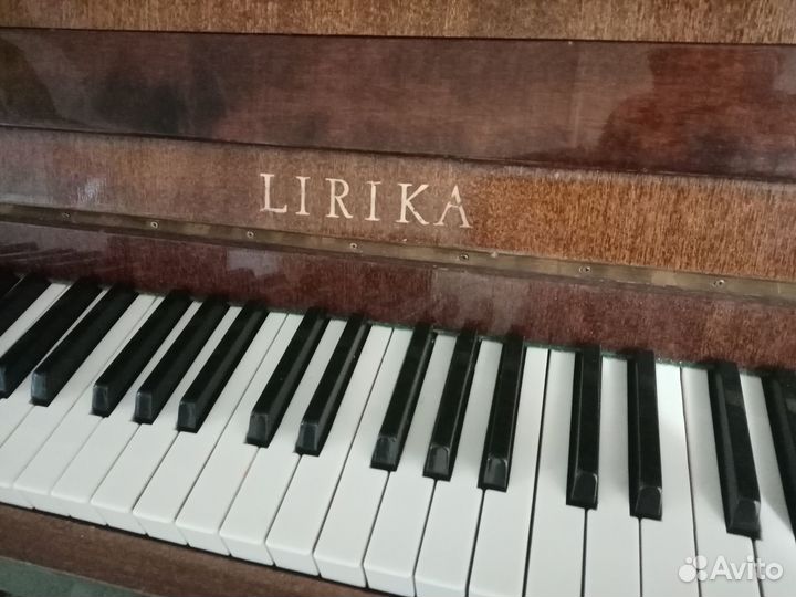 Продаётся пианино lirika