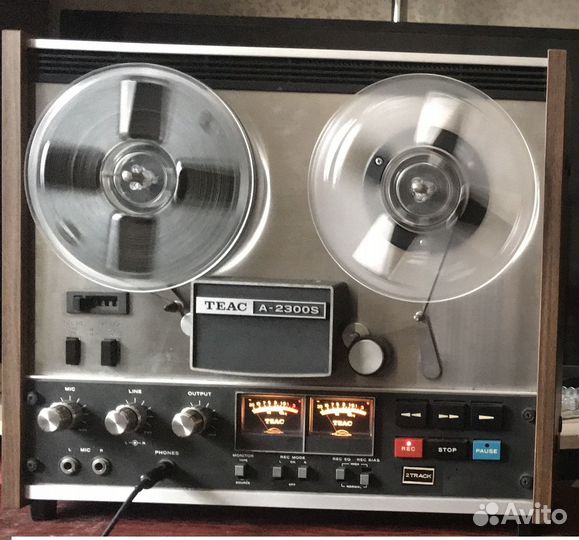 Магнитофонная катушка с записью