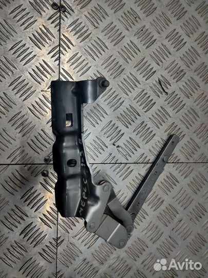 Б/У петля капота передний правый Mercedes-Benz