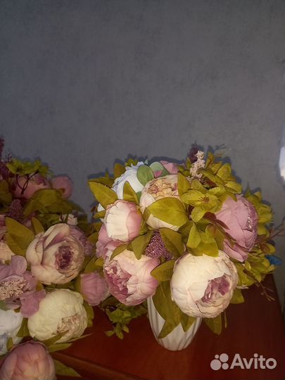 Цветочная композиция из искусственных цветов