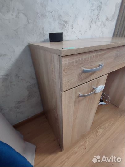 Туалетный столик с зеркалом и ящиком