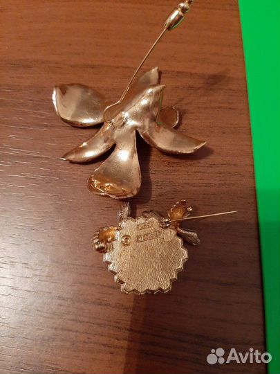 Коралловый браслет, броши