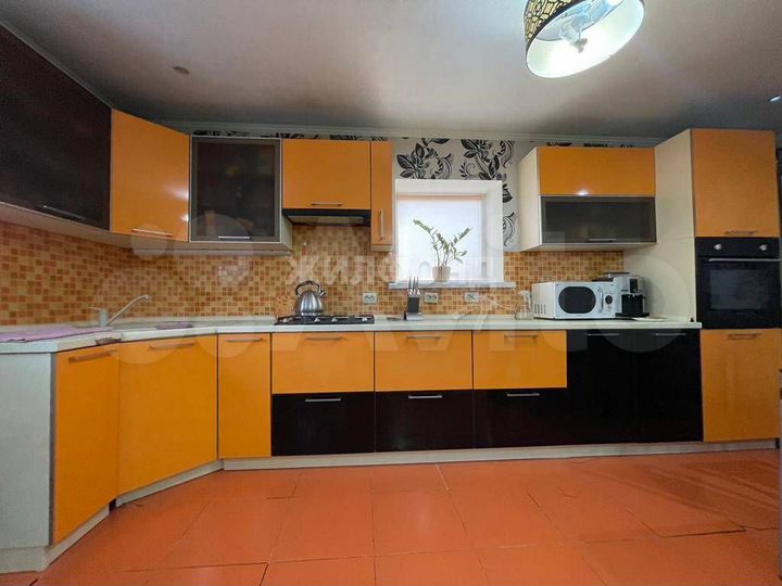 Дом 210 м² на участке 4 сот.