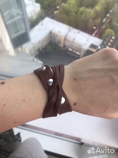 Кожаный длинный браслет с кнопками новый