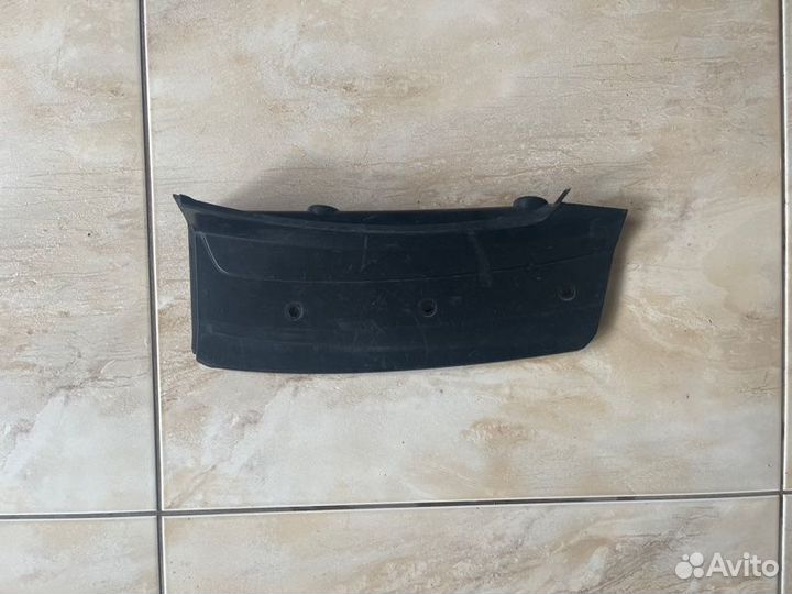 Накладка двери багажника правая Mitsubishi Pajero