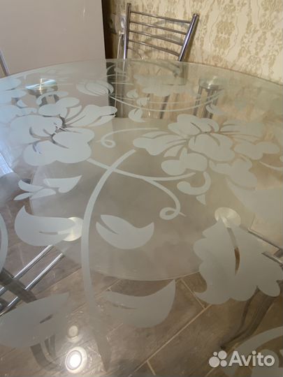 Кухонный стол стеклянный и стулья