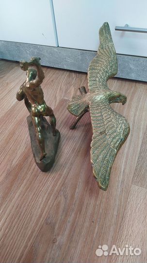 Статуэтка Перекуем мечи на орало. Орёл. Бронза