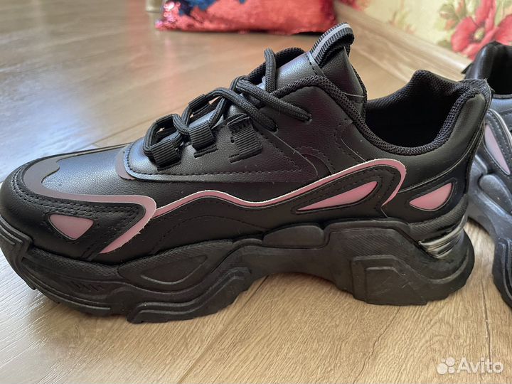 Кроссовки женские новые