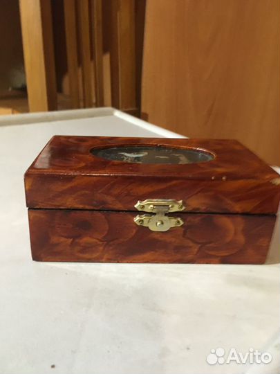 Маленькая старинная шкатулка