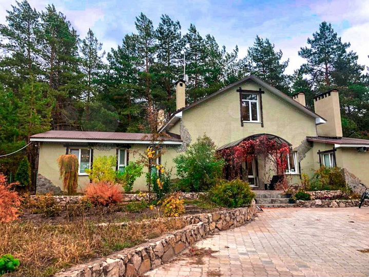 Коттедж 220 м² на участке 10 сот.