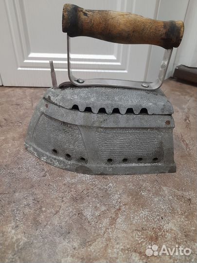 Продам старинный утюг