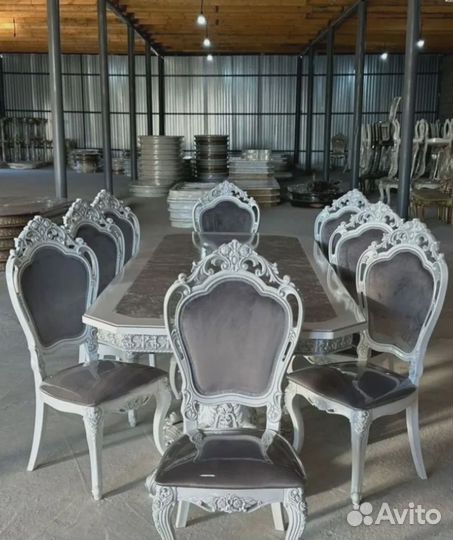 Обеденный стол со стульями