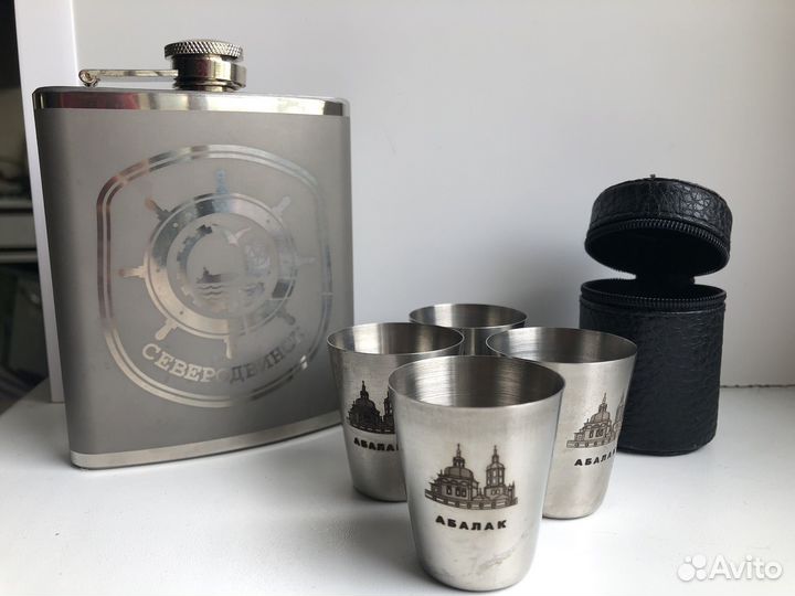 Фляжка со стопками