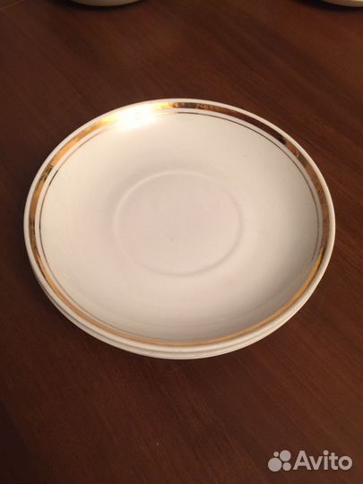 Разрозненные блюдца и чашки