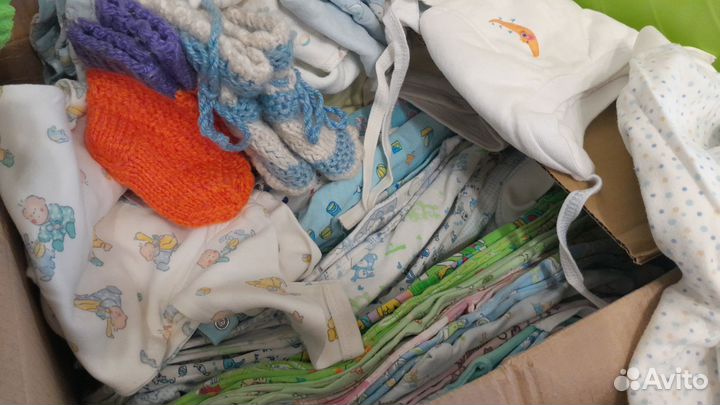 Большая коробка вещей на новорождённого