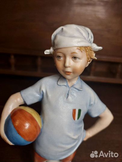 Мальчик футболист, фарфор, Каподимонте, Италия