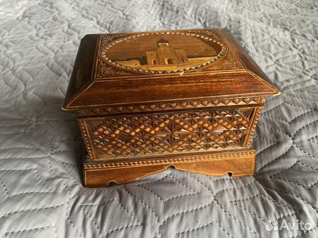 Шкатулка резная ручной работы