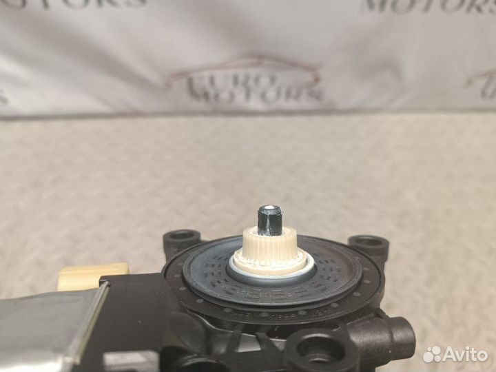 Мотор стеклоподъемника передний левый Hyundai