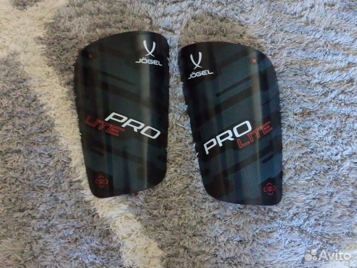 Щитки футбольные