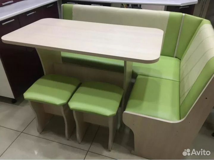 Кухонный угол со столом и табуретками