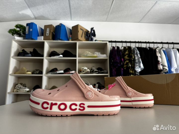 Розовые Crocs