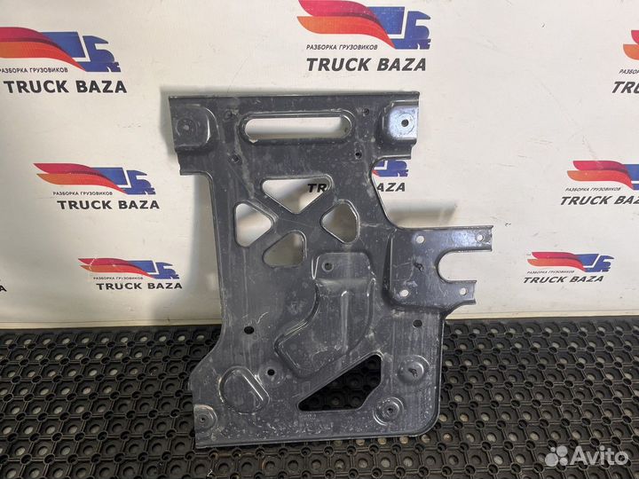 2612386 Кронштейн брызговика правый