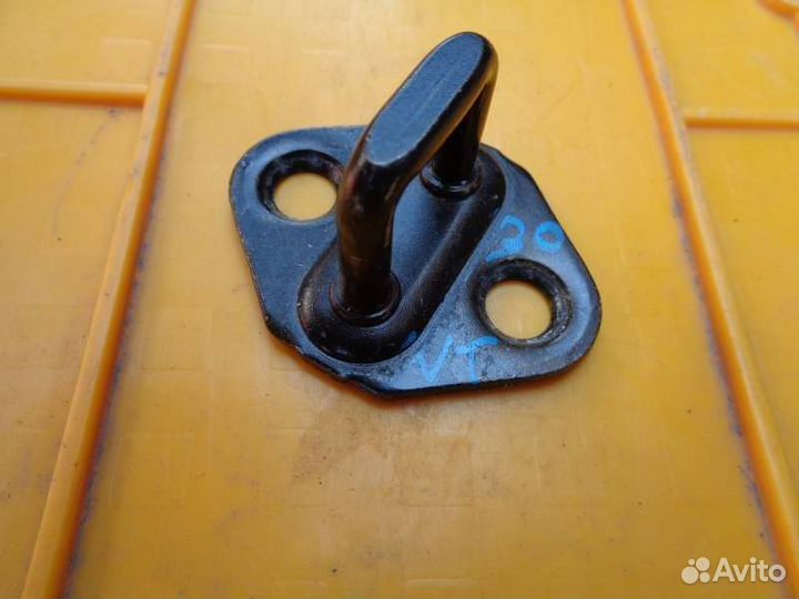 Петля замка багажника Nissan Xtrail NT30 QR20DE