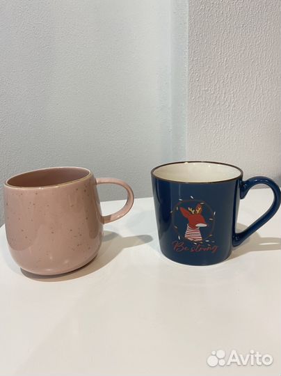 Заварочный чайник и кружки бокал под пиво