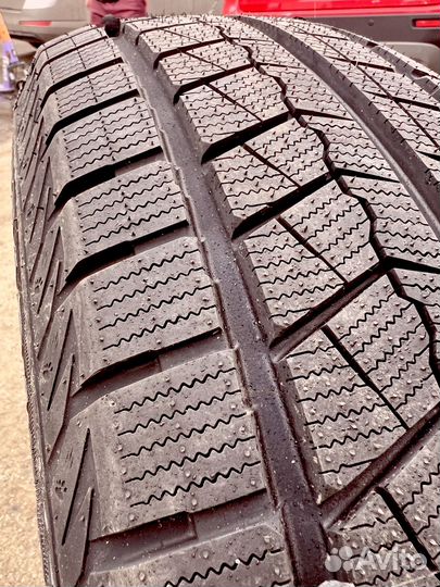 Roadmarch Snowrover 868 235/45 R18 149U