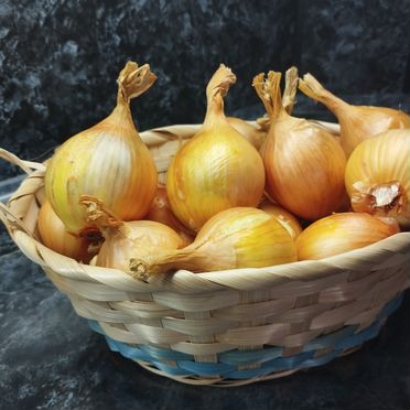 Лук на еду из деревни