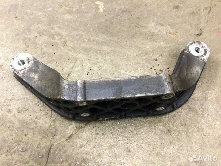 Кронштейн заднего редуктора Land Rover Freelander