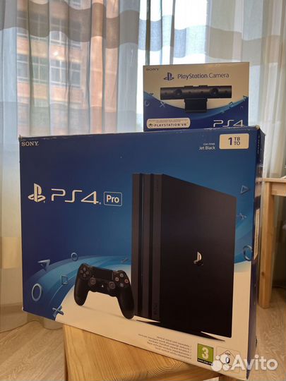 Sony Playstation 4 Pro 1TB + Playstation Camera v2