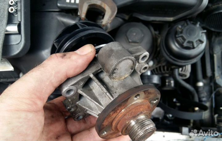 Замена помпы Mits. Outlander 2002-2009