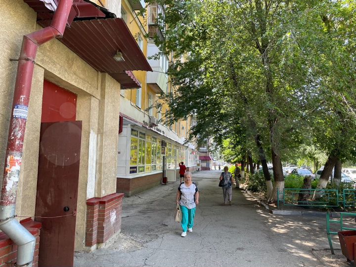 Помещение на пешеходном трафике с парковкой