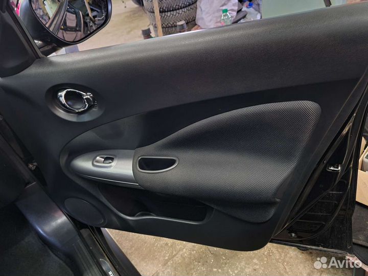 Обшивки дверей Nissan Juke 2011