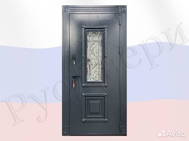 Уличная металлическая дверь с окном и ковкой