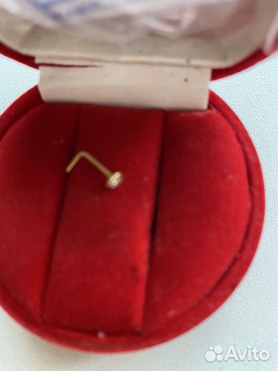 Золотой пирсинг в нос