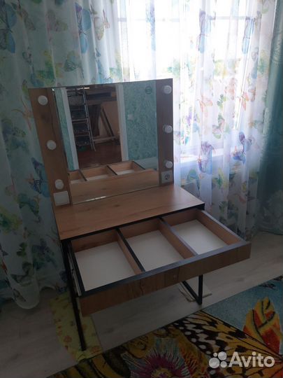 Туалетный столик с зеркалом и подсветкой б/у