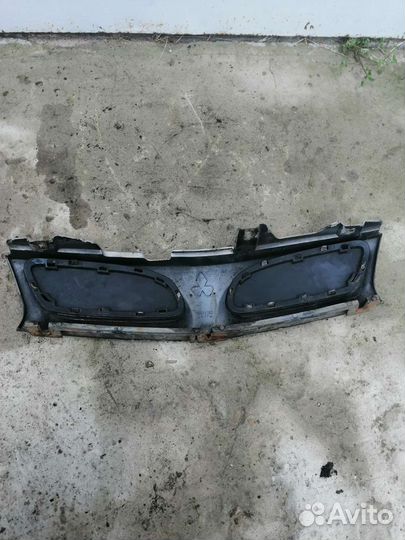 Решётка радиатора Митсубиси Каризма