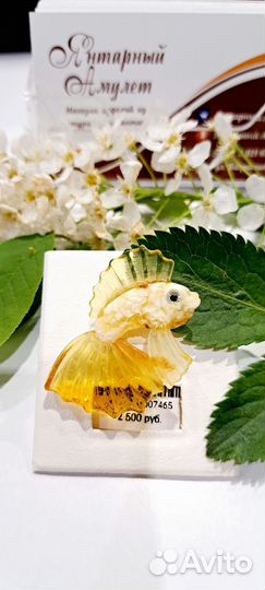 Брошь из янтаря