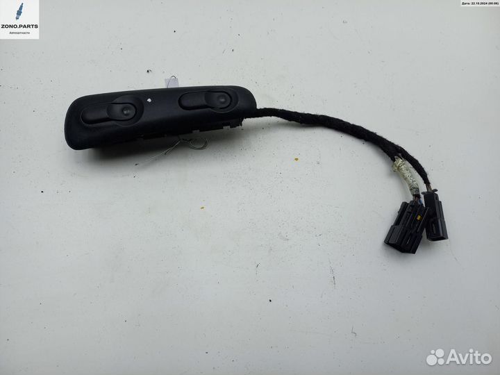 Кнопка стеклоподъемника переднего правого на Opel Omega B