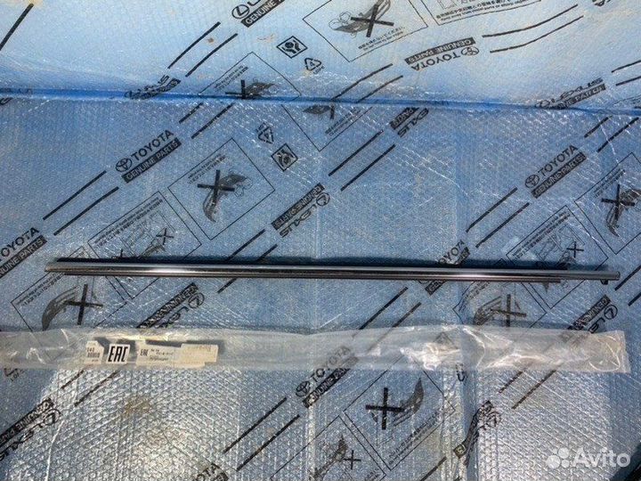 Накладка стекла передняя левая Toyota Rav4 XA40