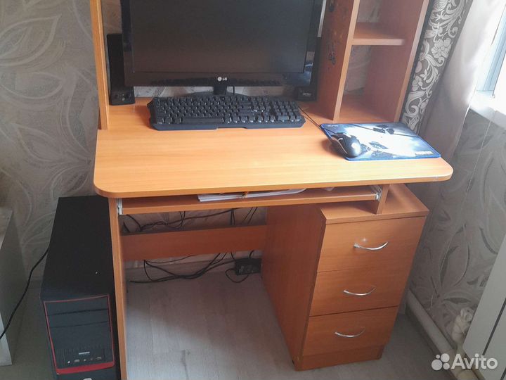 Компьютерный стол