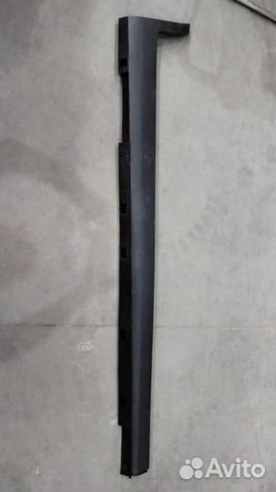 Накладка порога правая (сломан крепеж)