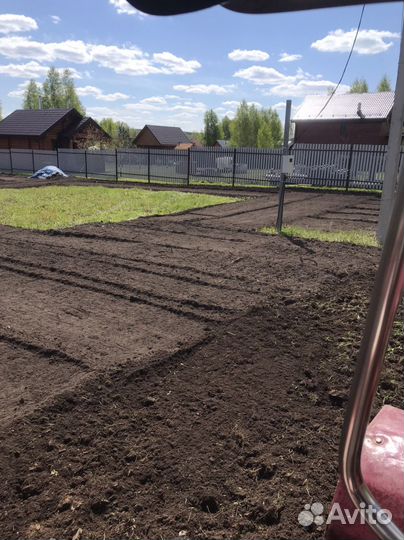 Вспашка земли трактором с почвофрезой